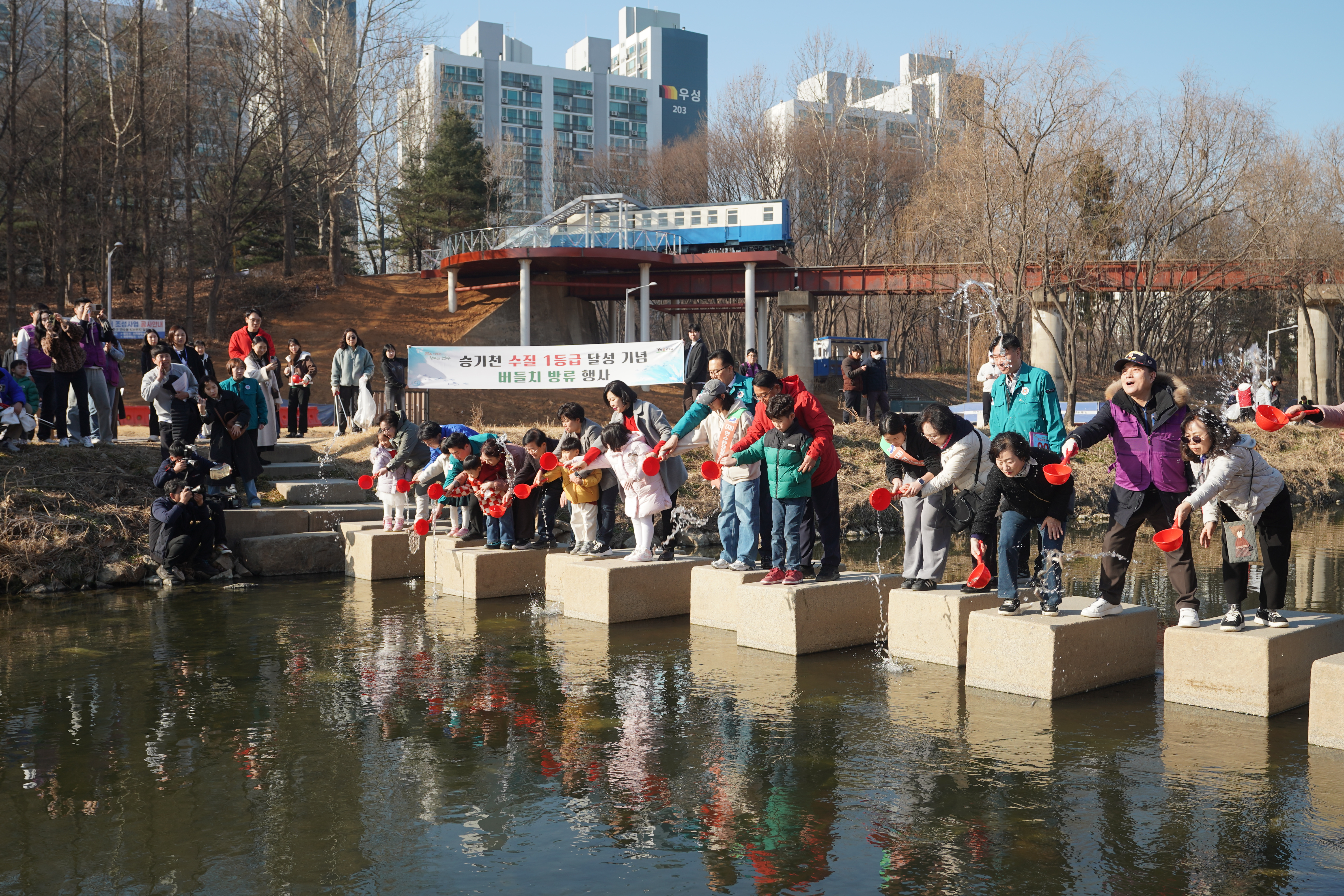 고질적인 악취와 수질 문제로 골머리를 앓아 온 승기천이 인천의 대표적인 나들이 명소이자 문화공간으로 탈바꿈하고 있다